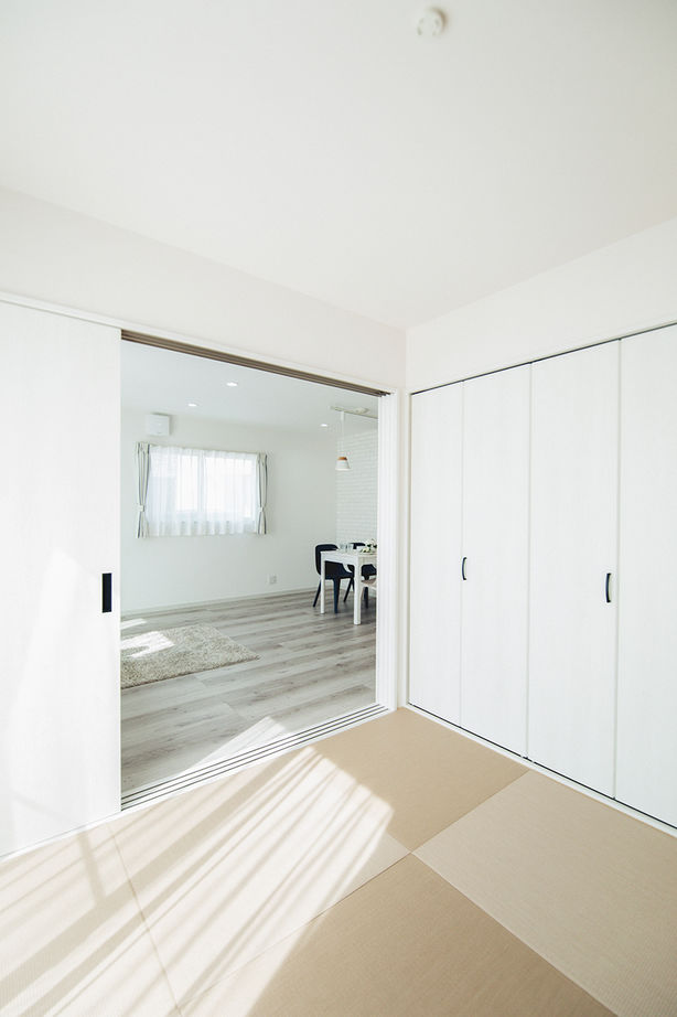 サンエルホーム 【1500～1999万円／広々リビング／対面キッチン】家具も暮らしも映える、憧れの白いマイホームの建築実例画像6