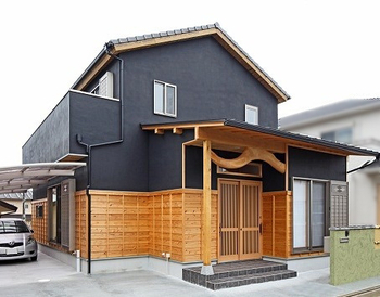 川口建設 【2000万円台/和歌山県/木の家/30坪台/間取り】備長炭の天井に松の梁が映える、産直材を贅沢に使った家の建築実例画像1