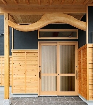 川口建設 【2000万円台/和歌山県/木の家/30坪台/間取り】備長炭の天井に松の梁が映える、産直材を贅沢に使った家の建築実例画像2