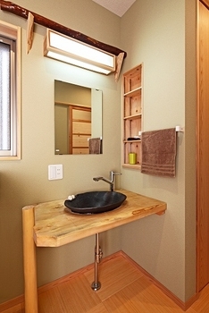 川口建設 【2000万円台/和歌山県/木の家/30坪台/間取り】備長炭の天井に松の梁が映える、産直材を贅沢に使った家の建築実例画像5