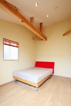 川口建設 【2000万円台/和歌山県/木の家/30坪台/間取り】備長炭の天井に松の梁が映える、産直材を贅沢に使った家の建築実例画像6