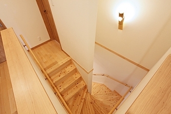 川口建設 【2000万円台/和歌山県/木の家/30坪台/間取り】備長炭の天井に松の梁が映える、産直材を贅沢に使った家の建築実例画像7