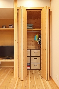 川口建設 【2000万円台/和歌山県/木の家/30坪台/間取り】備長炭の天井に松の梁が映える、産直材を贅沢に使った家の建築実例画像8