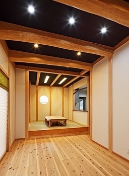 川口建設 【2000万円台/和歌山県/木の家/30坪台/間取り】備長炭の天井に松の梁が映える、産直材を贅沢に使った家の建築実例画像9