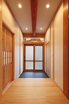 川口建設 【2000万円台/和歌山県/木の家/30坪台/間取り】備長炭の天井に松の梁が映える、産直材を贅沢に使った家の建築実例画像10