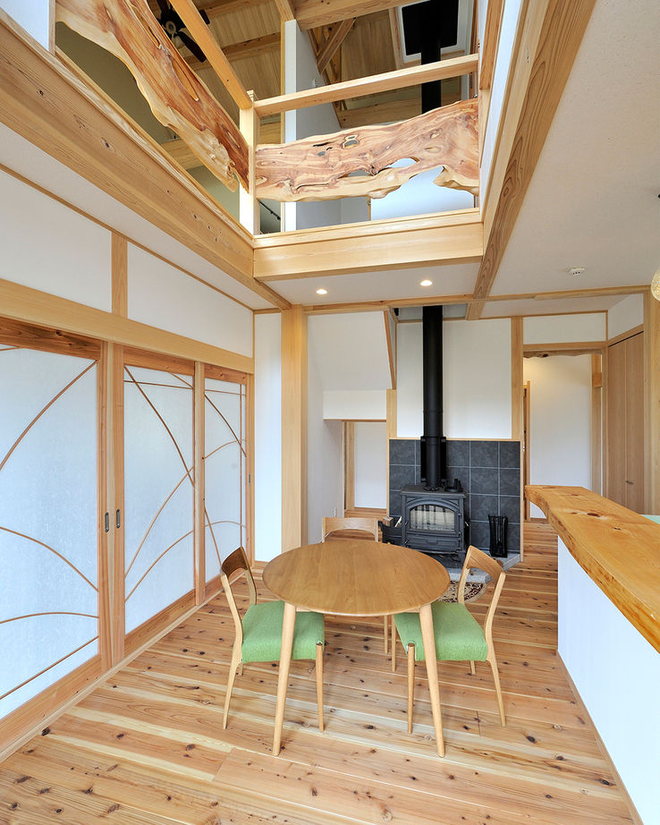 川口建設 【大阪府/間取り図/木の家/ナチュラル】原木の手すりや丸太梁。野趣あふれる木が吹き抜け空間に個性を醸すの建築実例画像1