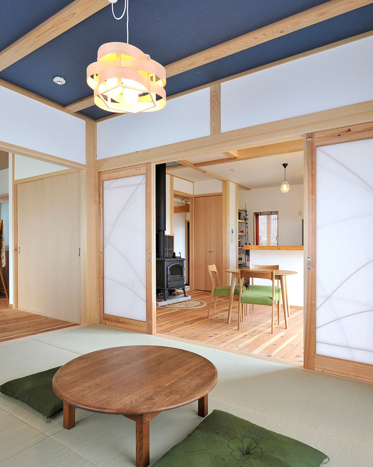 川口建設 【大阪府/間取り図/木の家/ナチュラル】原木の手すりや丸太梁。野趣あふれる木が吹き抜け空間に個性を醸すの建築実例画像2