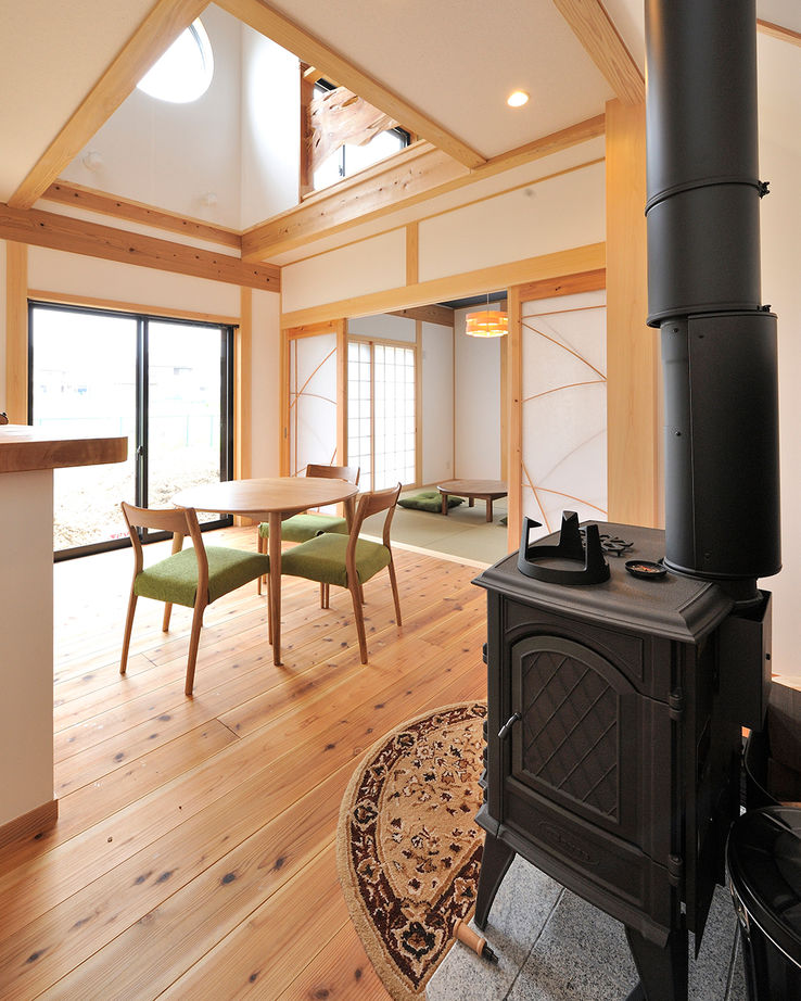 川口建設 【大阪府/間取り図/木の家/ナチュラル】原木の手すりや丸太梁。野趣あふれる木が吹き抜け空間に個性を醸すの建築実例画像4