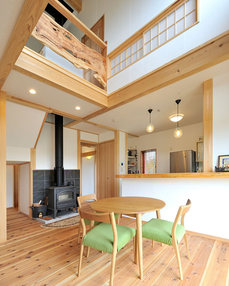 川口建設 【大阪府/間取り図/木の家/ナチュラル】原木の手すりや丸太梁。野趣あふれる木が吹き抜け空間に個性を醸すの建築実例画像5