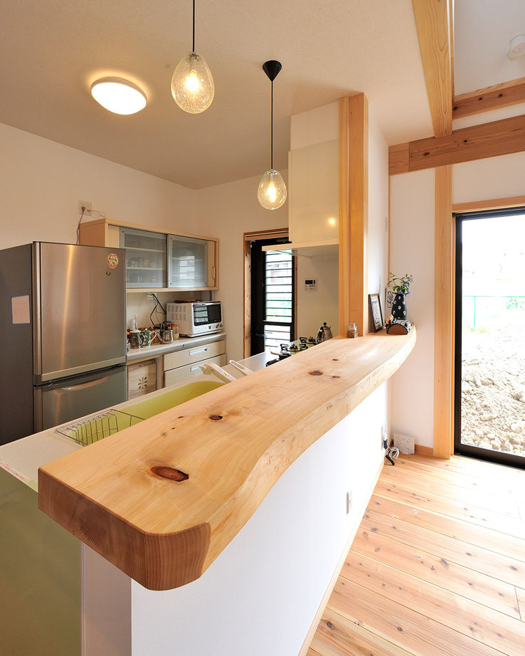 川口建設 【大阪府/間取り図/木の家/ナチュラル】原木の手すりや丸太梁。野趣あふれる木が吹き抜け空間に個性を醸すの建築実例画像6