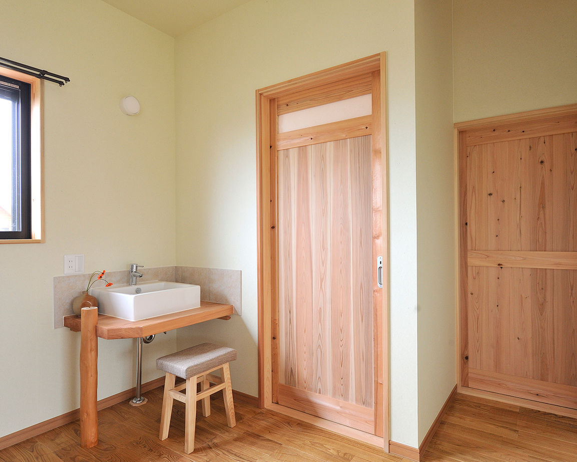 川口建設 【大阪府/間取り図/木の家/ナチュラル】原木の手すりや丸太梁。野趣あふれる木が吹き抜け空間に個性を醸すの建築実例画像9