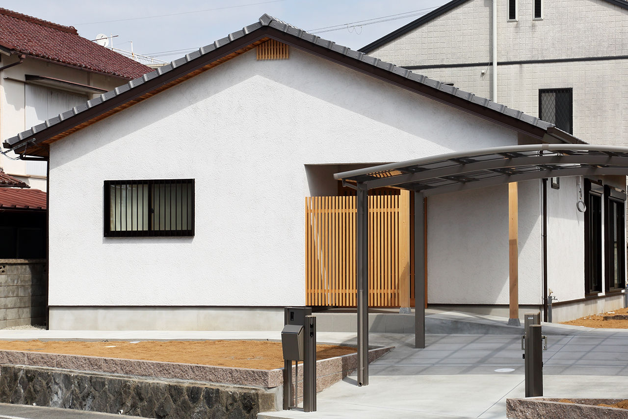 川口建設 【大阪府/平屋/木の家/バリアフリー】高い勾配天井が快適な家。こだわりの色使いでおしゃれな和風モダンにの建築実例画像2