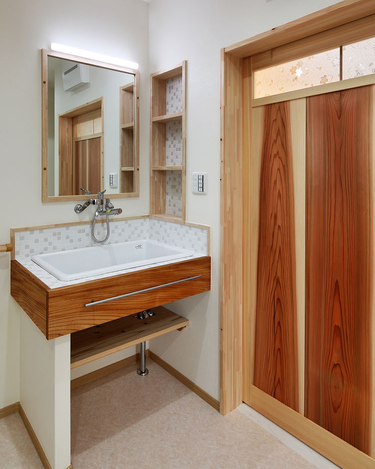 川口建設 【大阪府/平屋/木の家/バリアフリー】高い勾配天井が快適な家。こだわりの色使いでおしゃれな和風モダンにの建築実例画像9