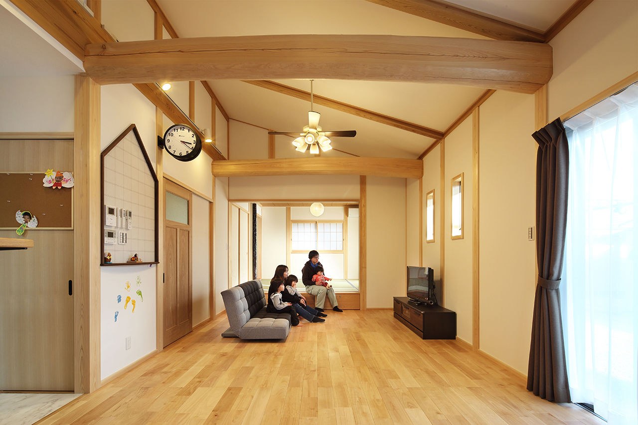 川口建設 【平屋/木の家/2000万円台】勾配天井に太い梁。様々な木を大工の手仕事で生かした、子育て家族の家の建築実例画像1