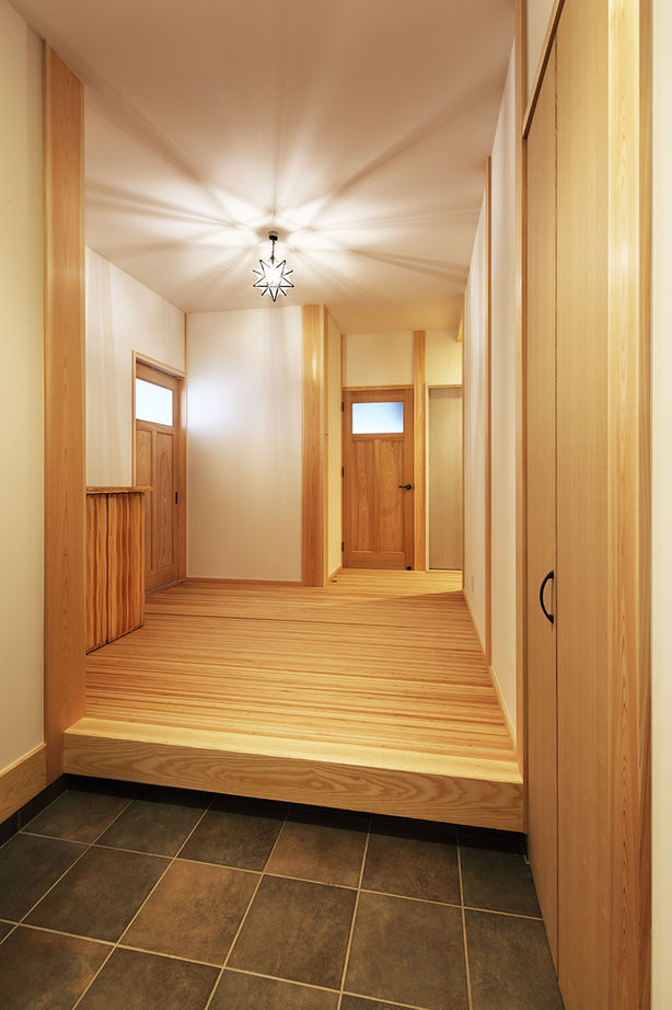 川口建設 【平屋/木の家/2000万円台】勾配天井に太い梁。様々な木を大工の手仕事で生かした、子育て家族の家の建築実例画像3