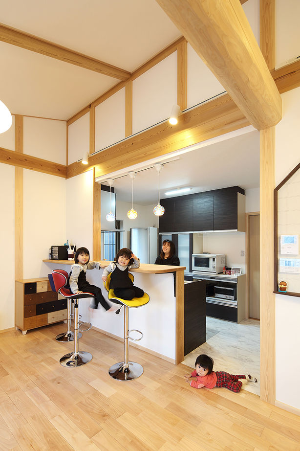川口建設 【平屋/木の家/2000万円台】勾配天井に太い梁。様々な木を大工の手仕事で生かした、子育て家族の家の建築実例画像4