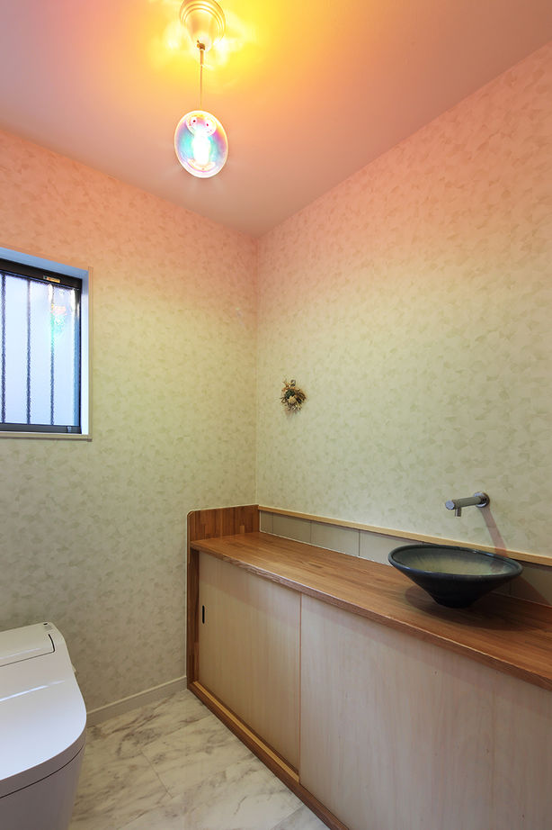 川口建設 【平屋/木の家/2000万円台】勾配天井に太い梁。様々な木を大工の手仕事で生かした、子育て家族の家の建築実例画像7