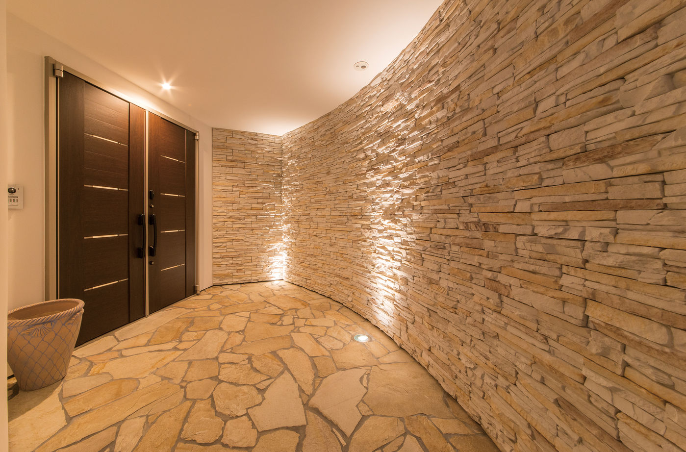 オカモトハウジング 【中庭/吹き抜け/ガレージ】美しい曲線と素材感の共演　五感で愉しむ美術館のようなエレガントな家の建築実例画像5