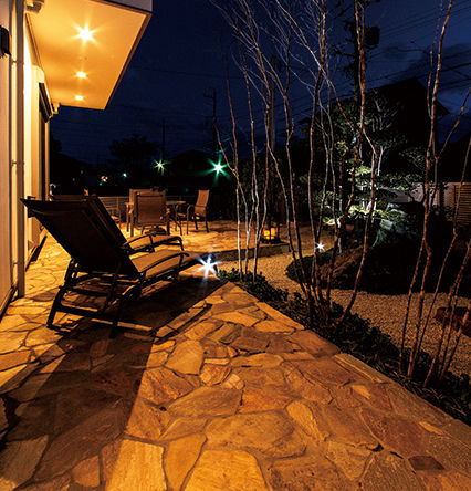 オカモトハウジング 【中庭/吹き抜け/ガレージ】美しい曲線と素材感の共演　五感で愉しむ美術館のようなエレガントな家の建築実例画像7