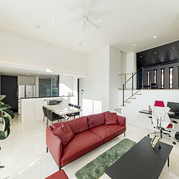 オカモトハウジング 【間取り図有/ガレージ/スキップフロア】空間を生み出す、シンプル&ラグジュアリーなデザインハウスの建築実例画像2