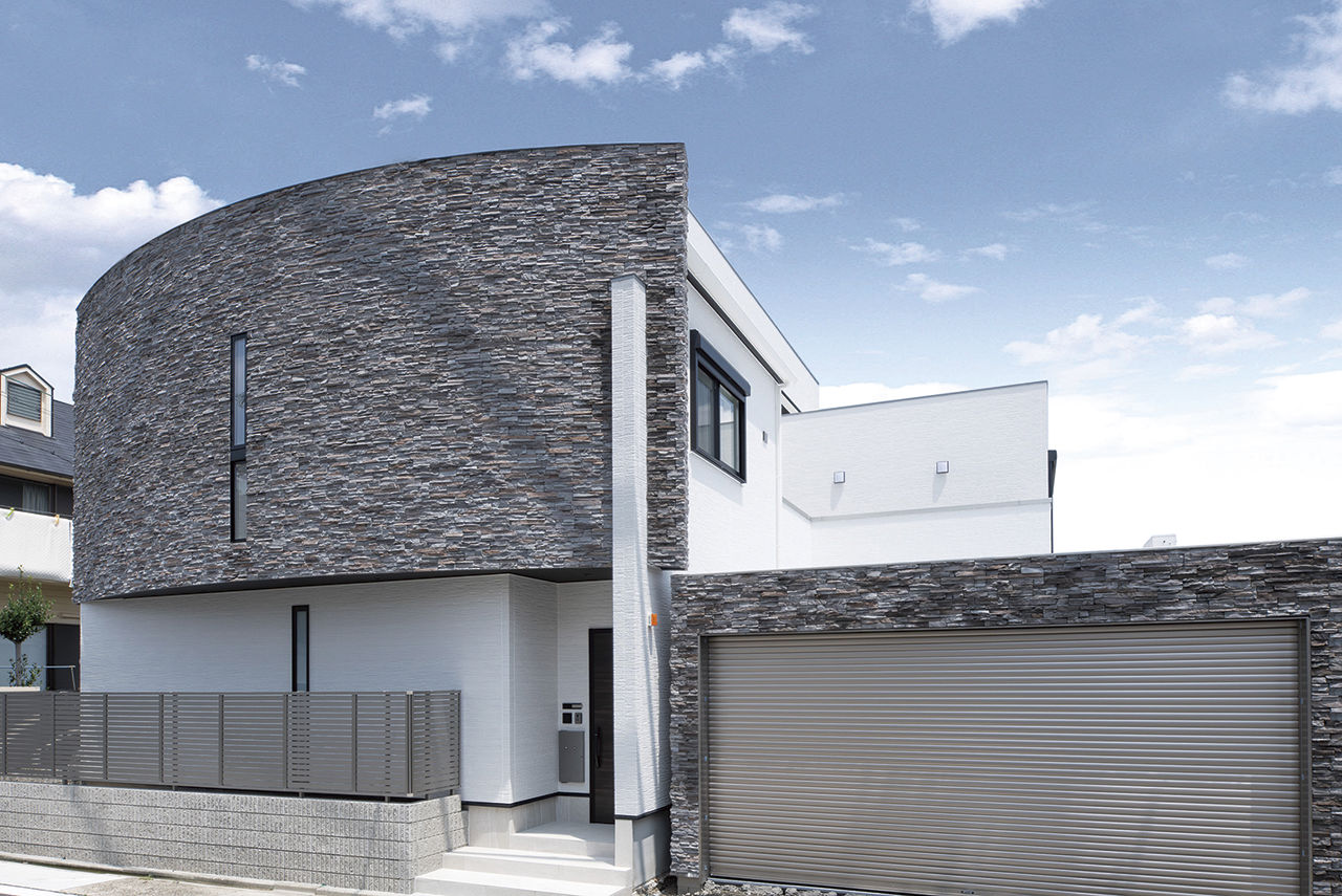 オカモトハウジング 【間取り図有/吹き抜け/ガレージ】規制があるから、名作が生まれる。準防火地域に建つ木造3階建ての大邸宅の建築実例画像2