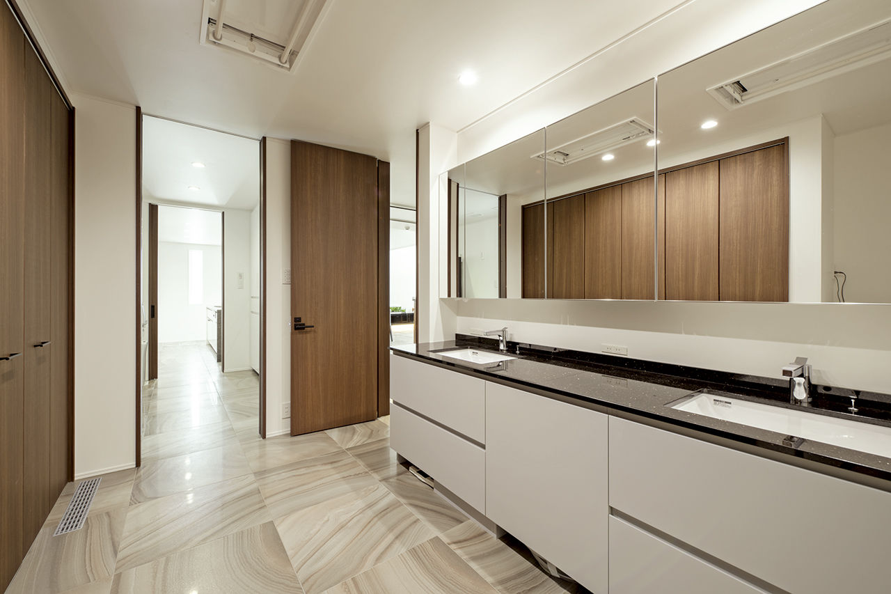 オカモトハウジング 【間取り図有/吹き抜け/ガレージ】規制があるから、名作が生まれる。準防火地域に建つ木造3階建ての大邸宅の建築実例画像10