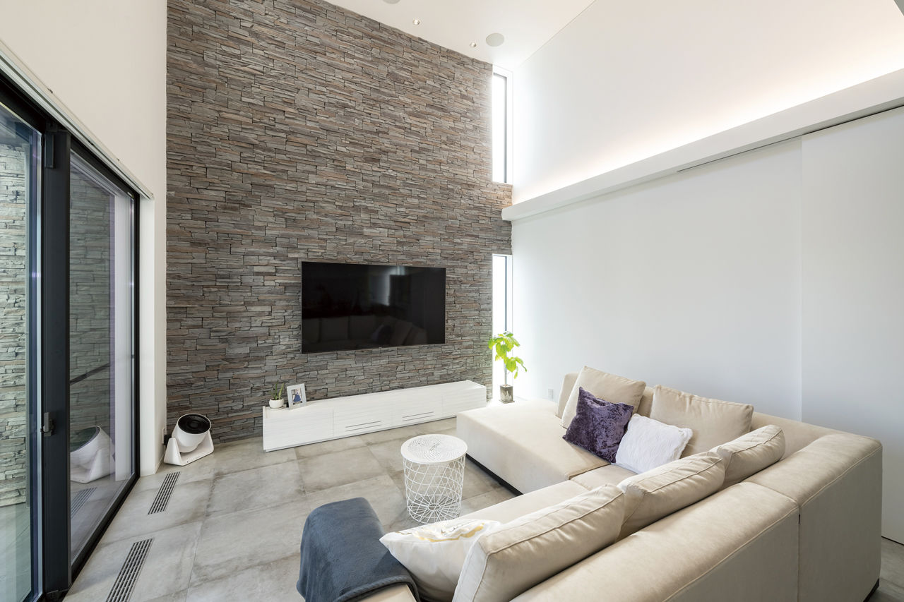 オカモトハウジング 【間取り図有/吹き抜け/ガレージ】重厚な質感と家事効率が共存。石とタイルが調和するデザインハウスの建築実例画像2