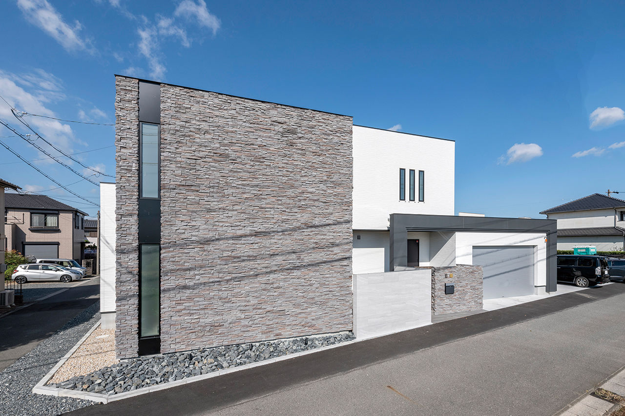 オカモトハウジング 【間取り図有/吹き抜け/ガレージ】重厚な質感と家事効率が共存。石とタイルが調和するデザインハウスの建築実例画像4