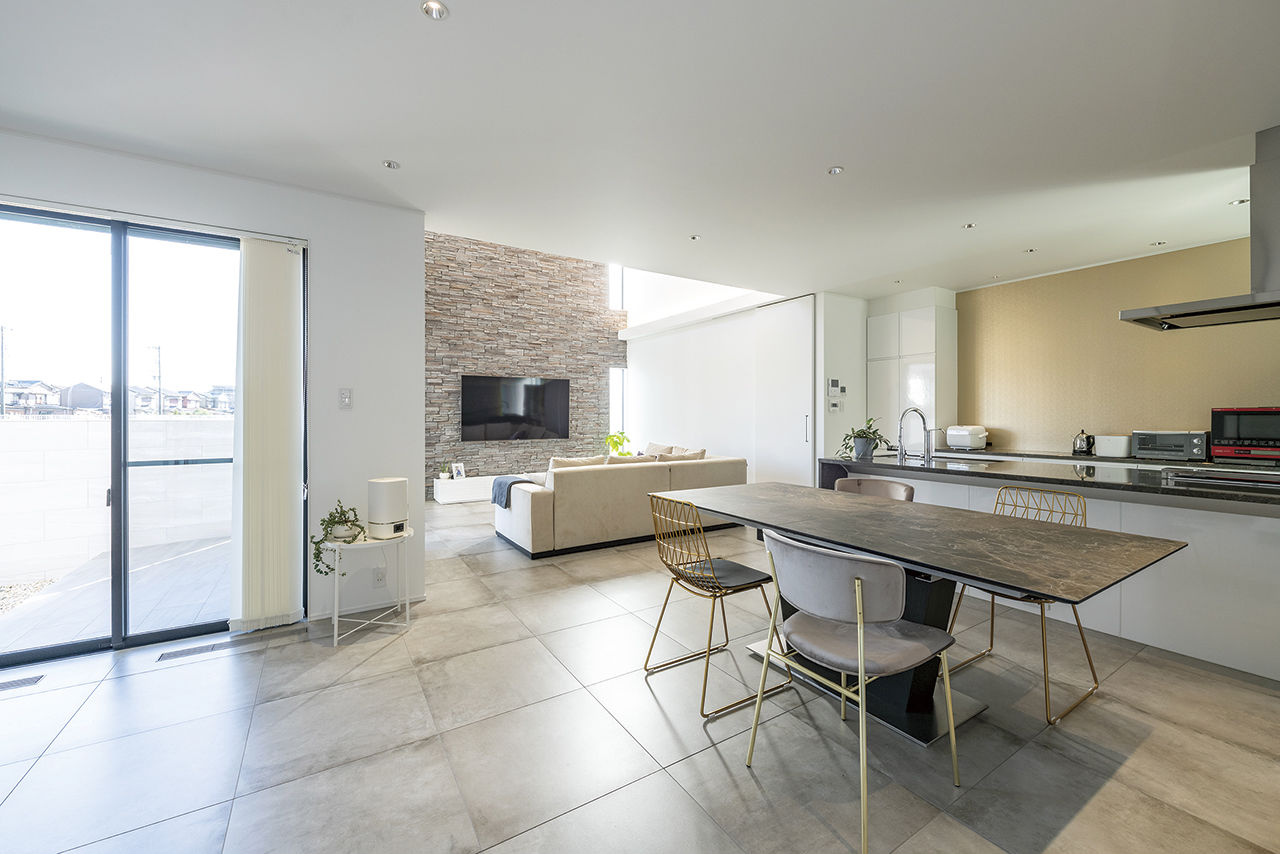 オカモトハウジング 【間取り図有/吹き抜け/ガレージ】重厚な質感と家事効率が共存。石とタイルが調和するデザインハウスの建築実例画像5