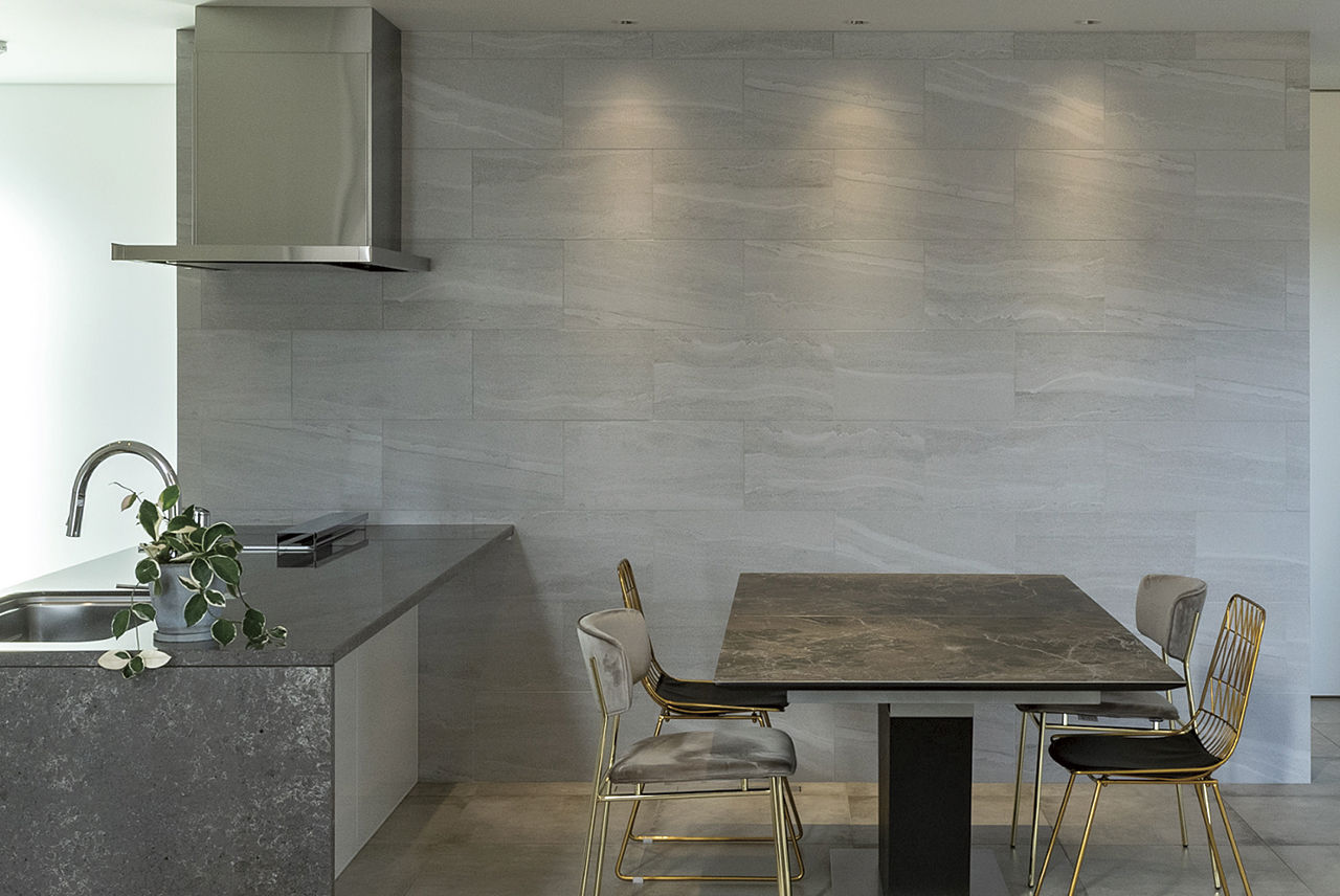 オカモトハウジング 【間取り図有/吹き抜け/ガレージ】重厚な質感と家事効率が共存。石とタイルが調和するデザインハウスの建築実例画像6