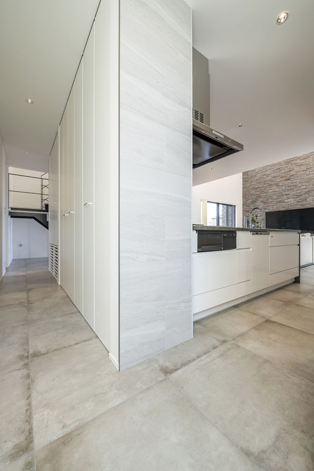 オカモトハウジング 【間取り図有/吹き抜け/ガレージ】重厚な質感と家事効率が共存。石とタイルが調和するデザインハウスの建築実例画像7