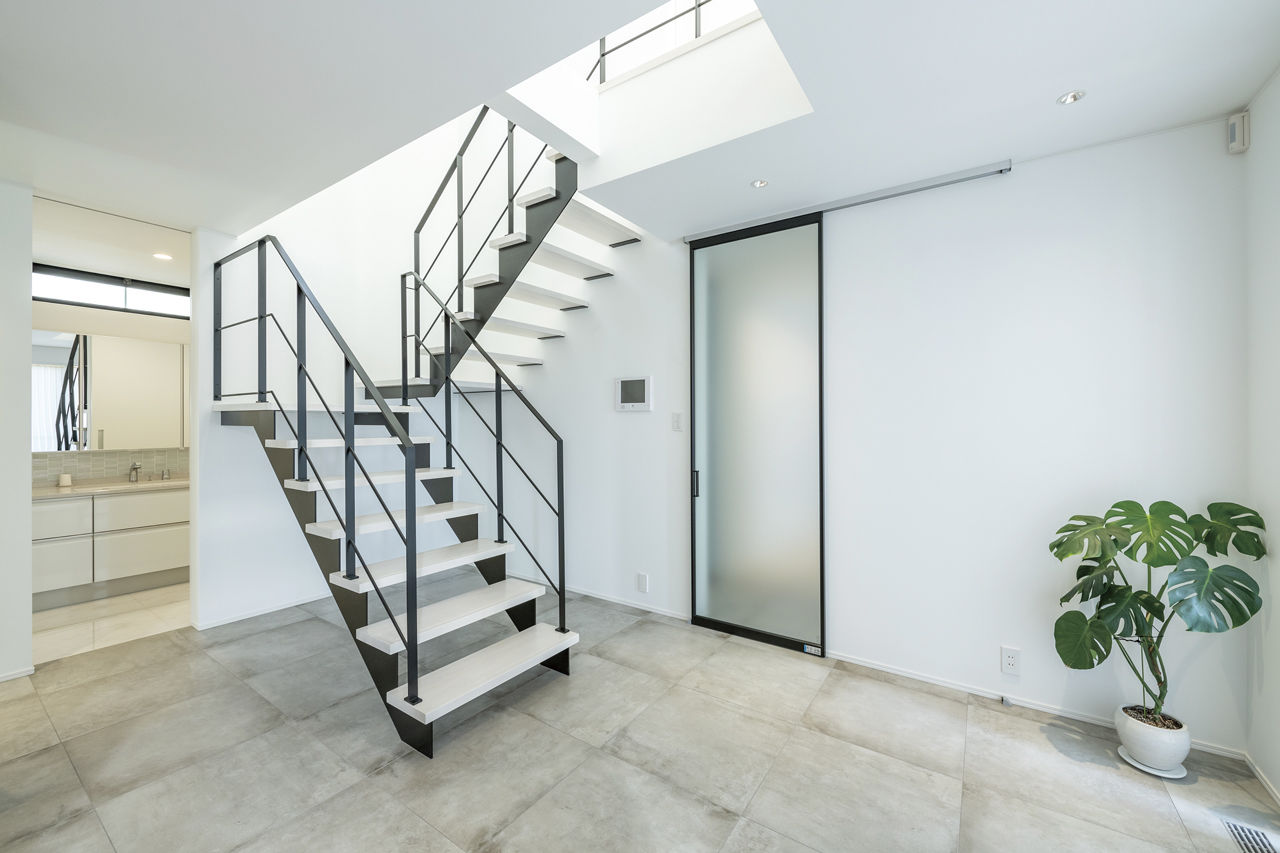 オカモトハウジング 【間取り図有/吹き抜け/ガレージ】重厚な質感と家事効率が共存。石とタイルが調和するデザインハウスの建築実例画像8