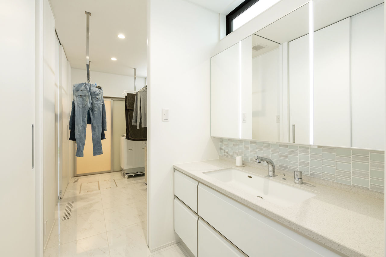 オカモトハウジング 【間取り図有/吹き抜け/ガレージ】重厚な質感と家事効率が共存。石とタイルが調和するデザインハウスの建築実例画像9