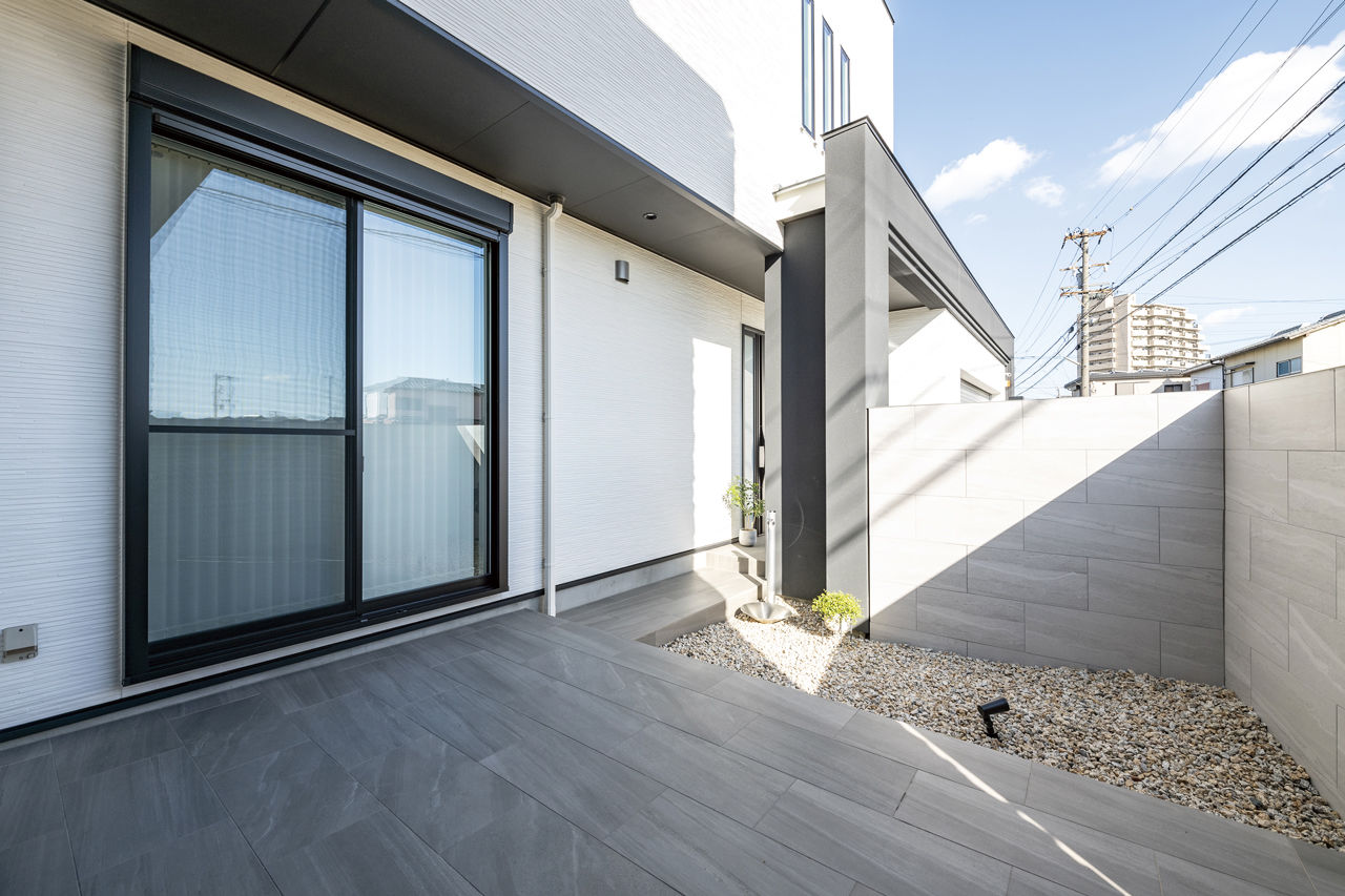 オカモトハウジング 【間取り図有/吹き抜け/ガレージ】重厚な質感と家事効率が共存。石とタイルが調和するデザインハウスの建築実例画像10