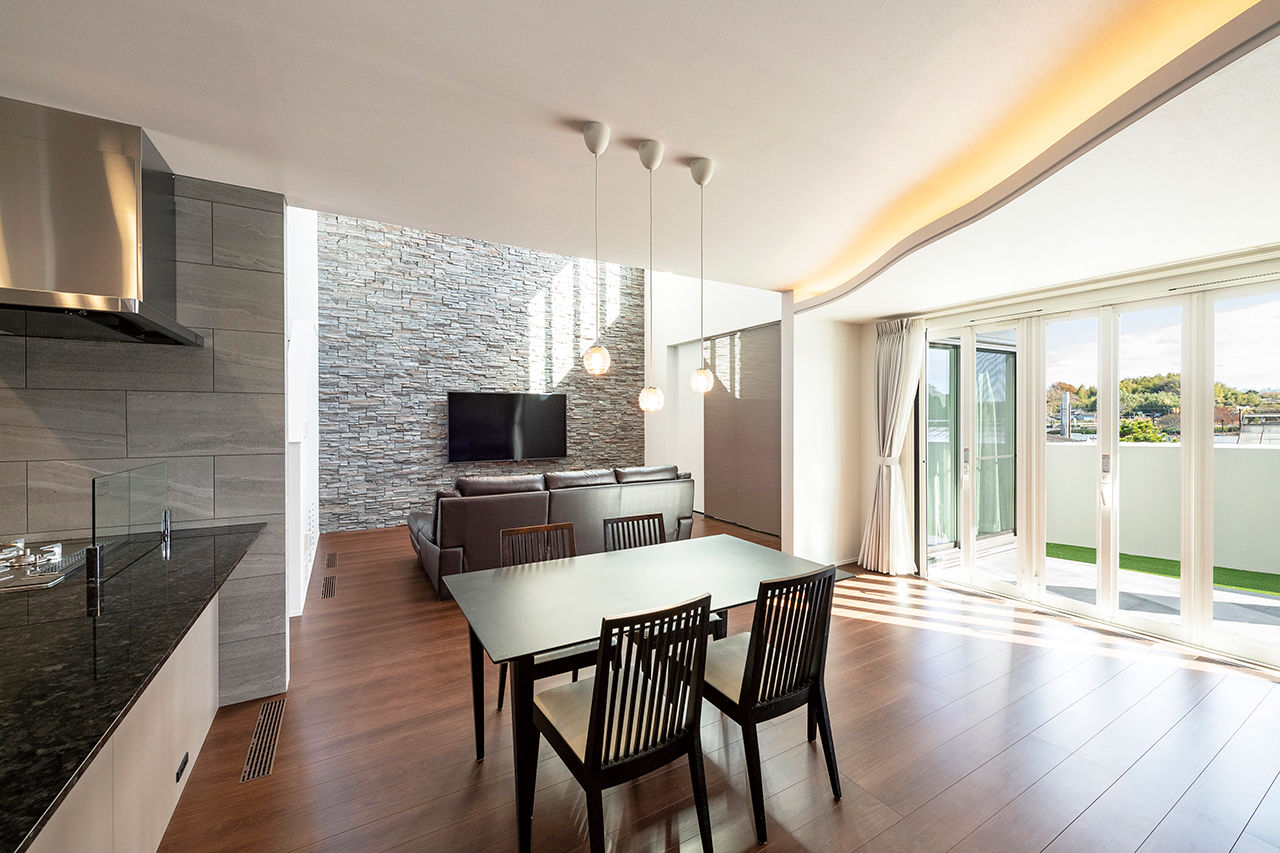 オカモトハウジング 【吹抜け/中庭/テラス/二世帯住宅】重厚な佇まいと開放感の両立。テラスと繋がる、大人のリゾート邸宅の建築実例画像2