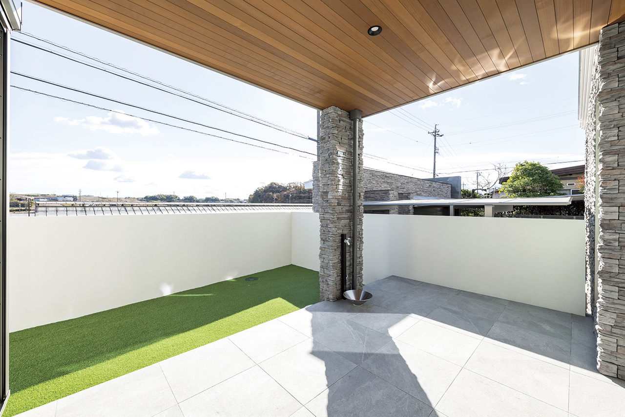 オカモトハウジング 【吹抜け/中庭/テラス/二世帯住宅】重厚な佇まいと開放感の両立。テラスと繋がる、大人のリゾート邸宅の建築実例画像3