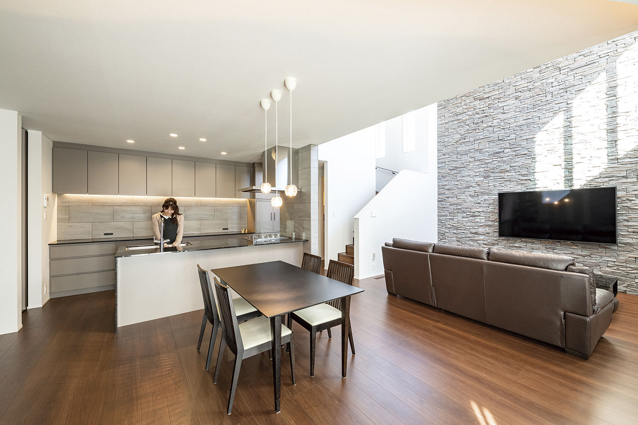 オカモトハウジング 【吹抜け/中庭/テラス/二世帯住宅】重厚な佇まいと開放感の両立。テラスと繋がる、大人のリゾート邸宅の建築実例画像4