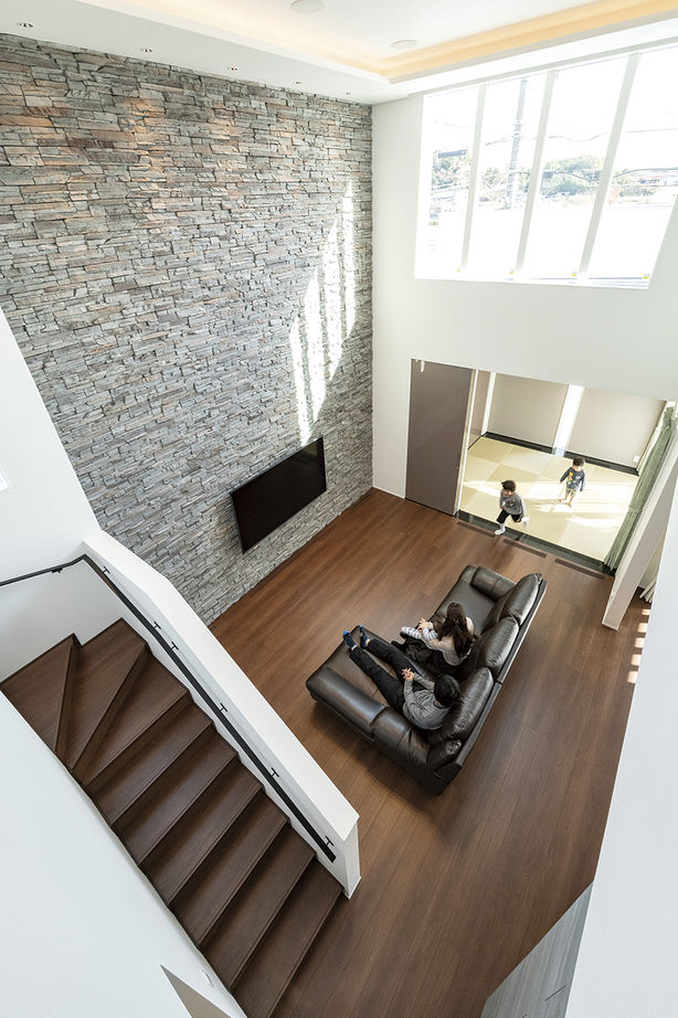 オカモトハウジング 【吹抜け/中庭/テラス/二世帯住宅】重厚な佇まいと開放感の両立。テラスと繋がる、大人のリゾート邸宅の建築実例画像5