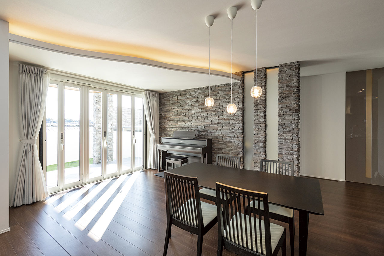 オカモトハウジング 【吹抜け/中庭/テラス/二世帯住宅】重厚な佇まいと開放感の両立。テラスと繋がる、大人のリゾート邸宅の建築実例画像6