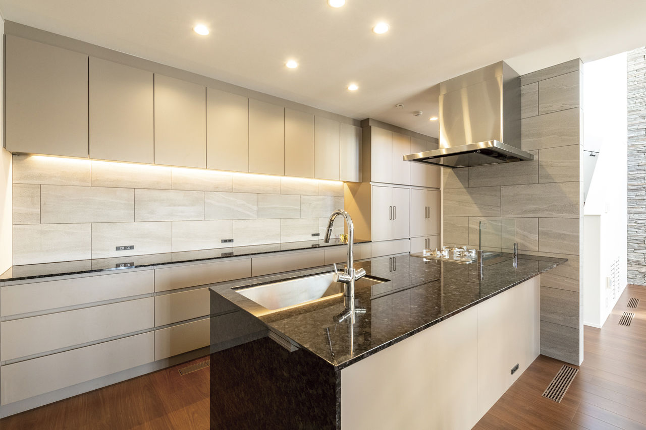 オカモトハウジング 【吹抜け/中庭/テラス/二世帯住宅】重厚な佇まいと開放感の両立。テラスと繋がる、大人のリゾート邸宅の建築実例画像7