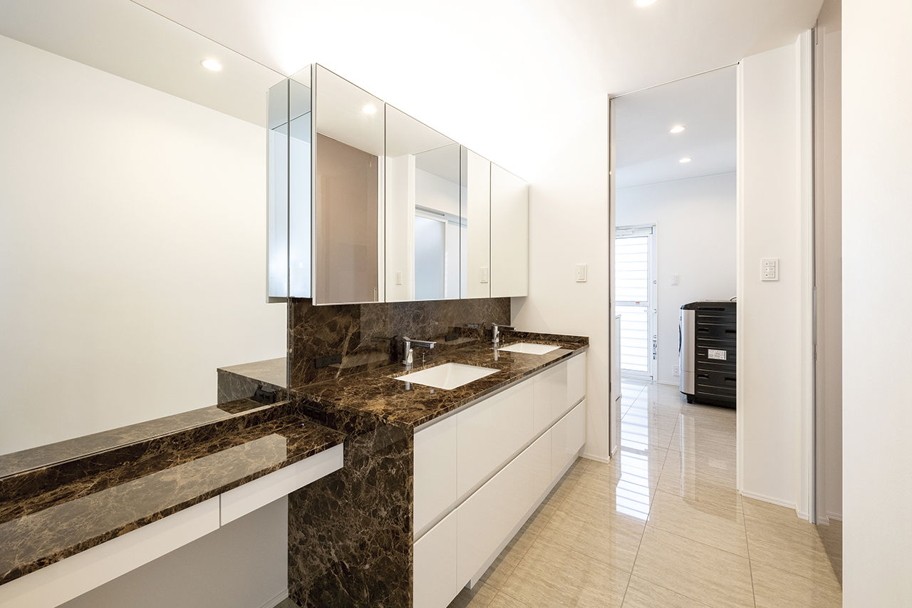 オカモトハウジング 【吹抜け/中庭/テラス/二世帯住宅】重厚な佇まいと開放感の両立。テラスと繋がる、大人のリゾート邸宅の建築実例画像9