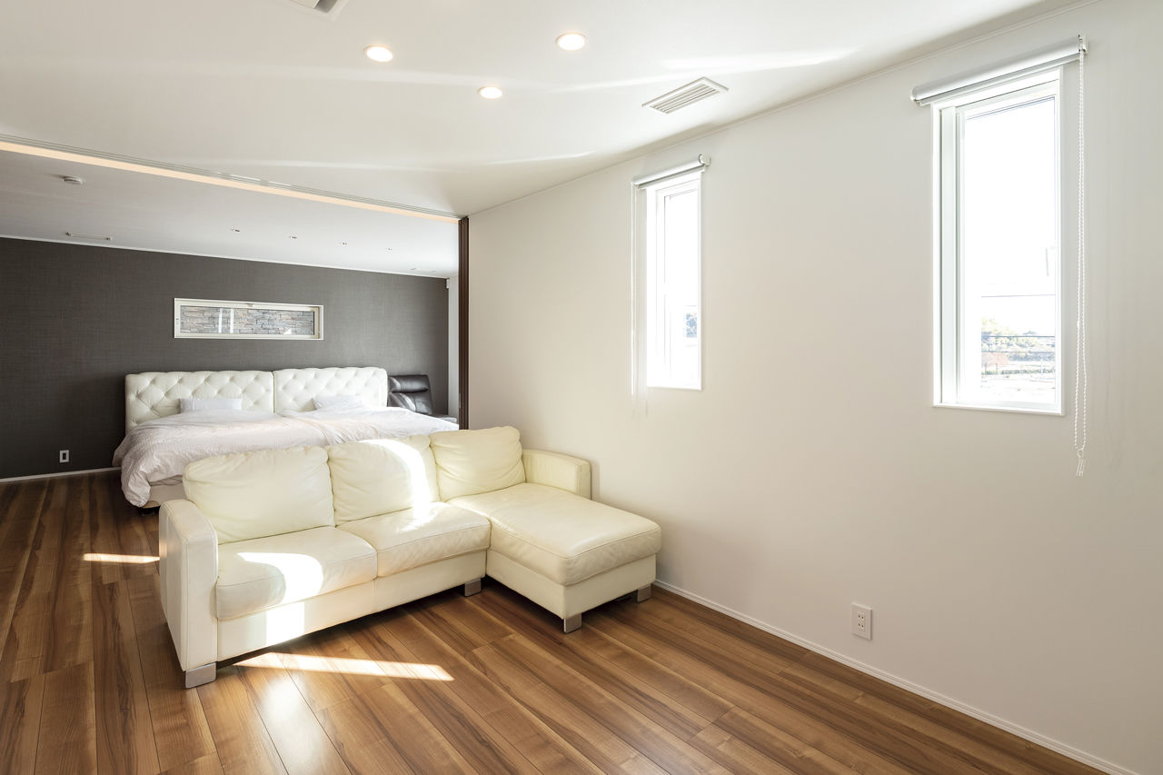 オカモトハウジング 【吹抜け/中庭/テラス/二世帯住宅】重厚な佇まいと開放感の両立。テラスと繋がる、大人のリゾート邸宅の建築実例画像10