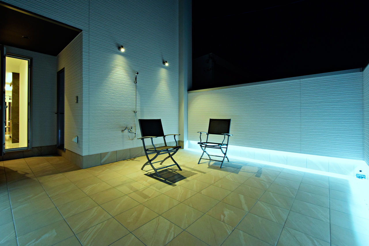 オカモトハウジング 【ガレージ/テラス】光とタイルが織りなす魅惑のホテルライク空間“スイートを超える家”の建築実例画像3