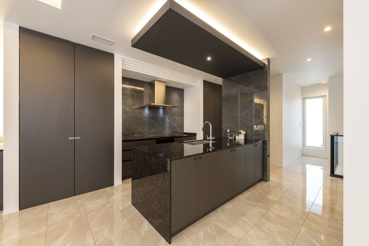 オカモトハウジング 【ガレージ/テラス】光とタイルが織りなす魅惑のホテルライク空間“スイートを超える家”の建築実例画像5