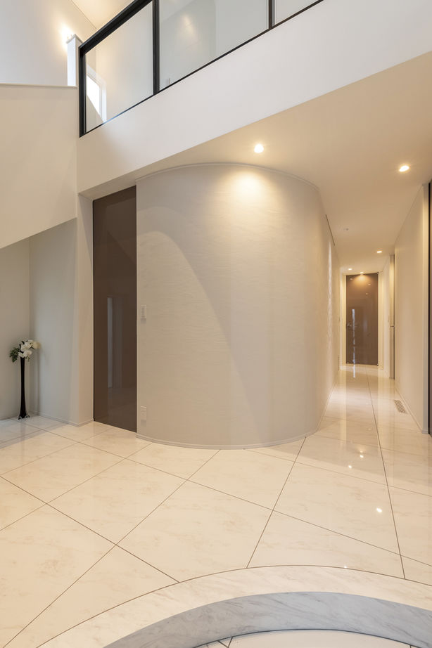 オカモトハウジング 【ガレージ/テラス】光とタイルが織りなす魅惑のホテルライク空間“スイートを超える家”の建築実例画像6