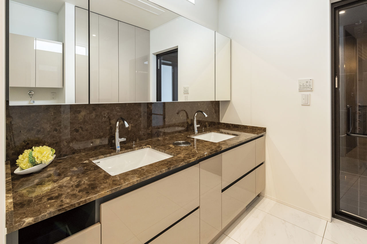 オカモトハウジング 【ガレージ/テラス】光とタイルが織りなす魅惑のホテルライク空間“スイートを超える家”の建築実例画像10