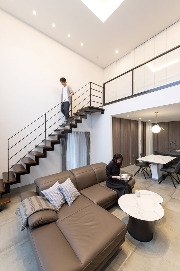 オカモトハウジング 【間取り図有/吹き抜け/平屋風】ダイナミックな吹抜けが開放感な、タイルと擬石でつくるモダニズム邸宅の建築実例画像3