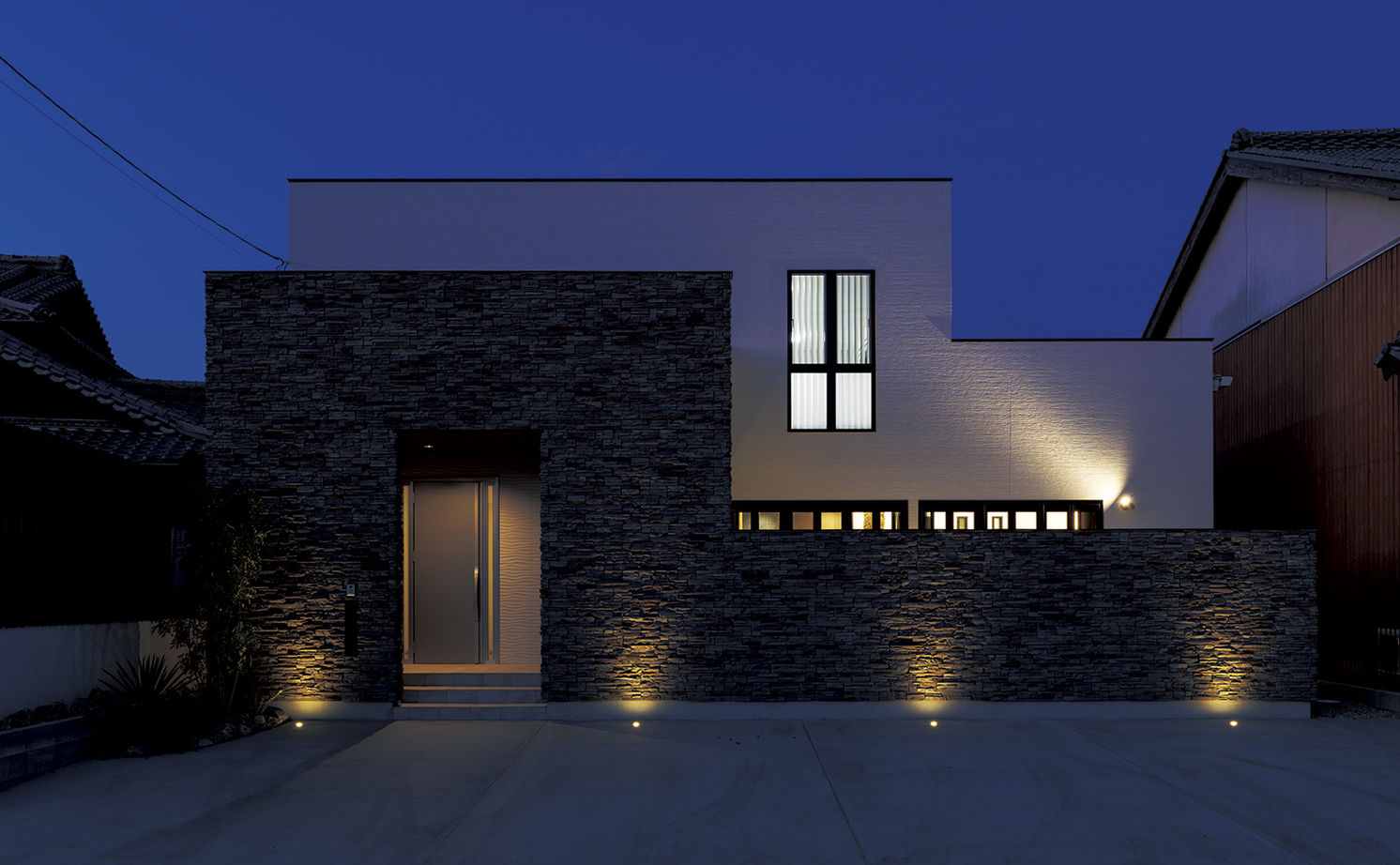 オカモトハウジング 【間取り図有/テラス/リゾートライク】大開口でリビングと繋がる、水盤テラスのある家の建築実例画像2