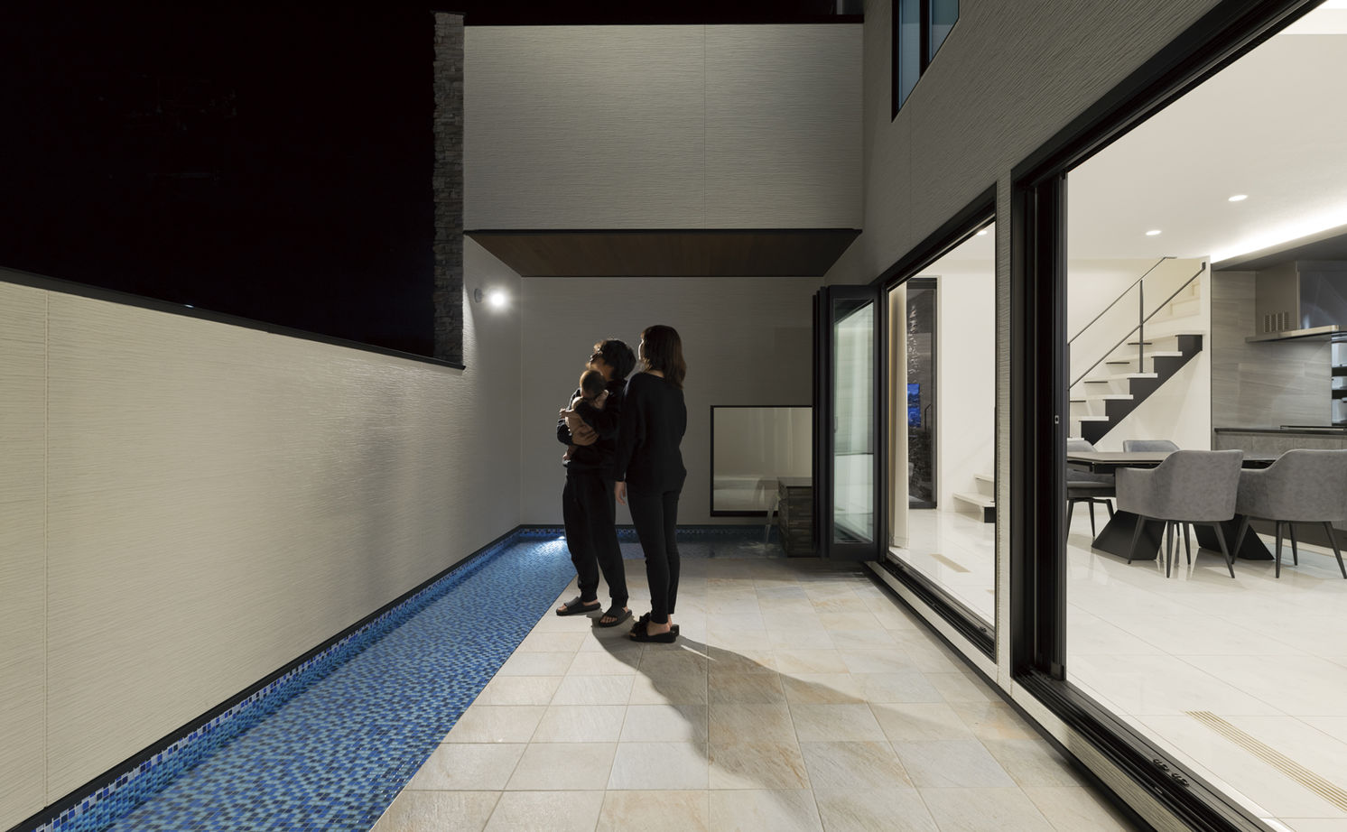 オカモトハウジング 【間取り図有/テラス/リゾートライク】大開口でリビングと繋がる、水盤テラスのある家の建築実例画像3