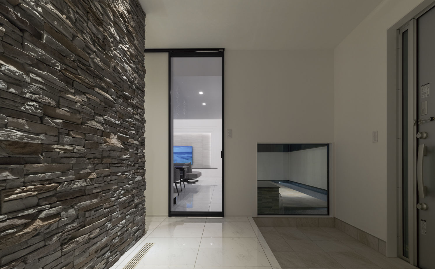 オカモトハウジング 【間取り図有/テラス/リゾートライク】大開口でリビングと繋がる、水盤テラスのある家の建築実例画像5